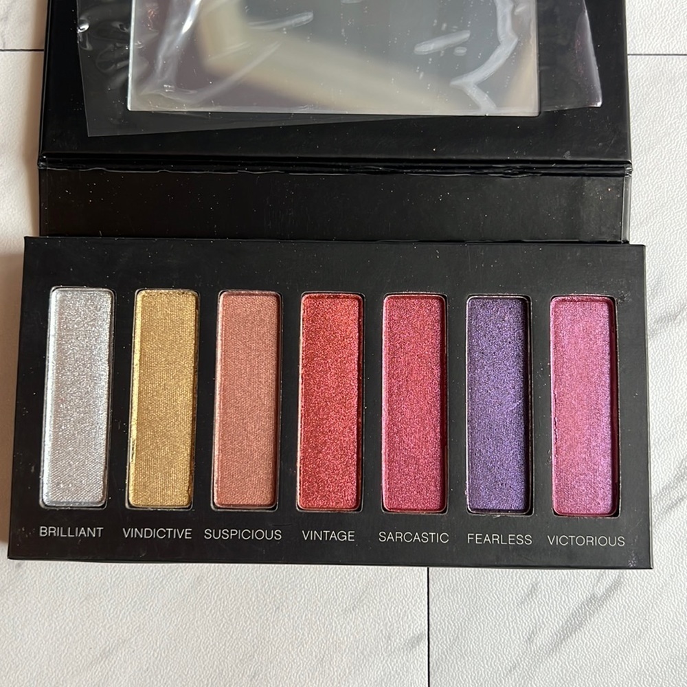 Younique Moodstruck Addixtion # 5 eye shadow palette